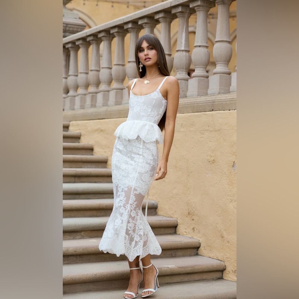 V. Chapman Vinetta Set in White Chantilly Lace - Size 4